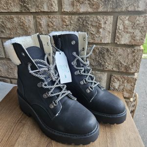 Ladies Size 6 Winter Boots with White Fleece Lining