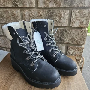 Ladies Size 6 Winter Boots with White Fleece Lining